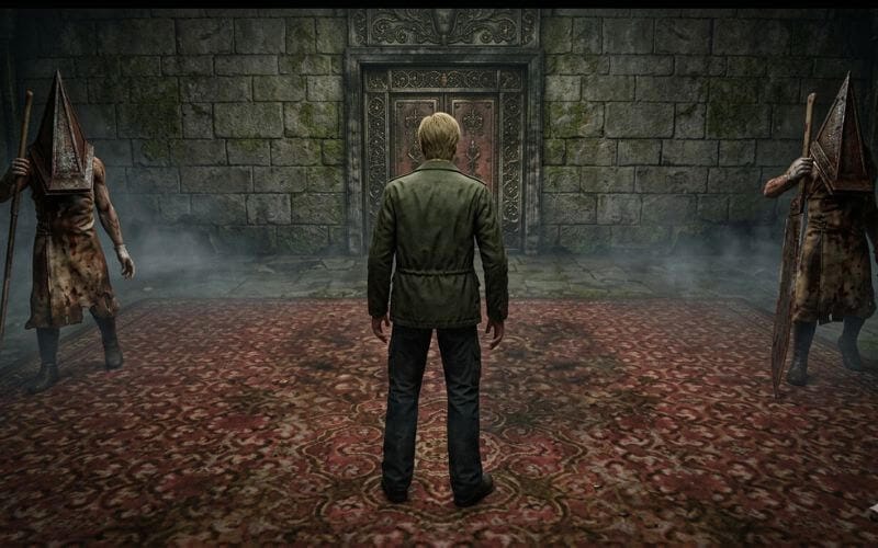 James running from Pyramid Head in a dark hallway